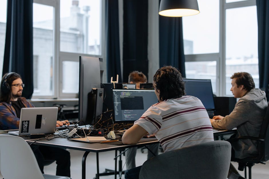 Team di esperti tecnologici che collaborano